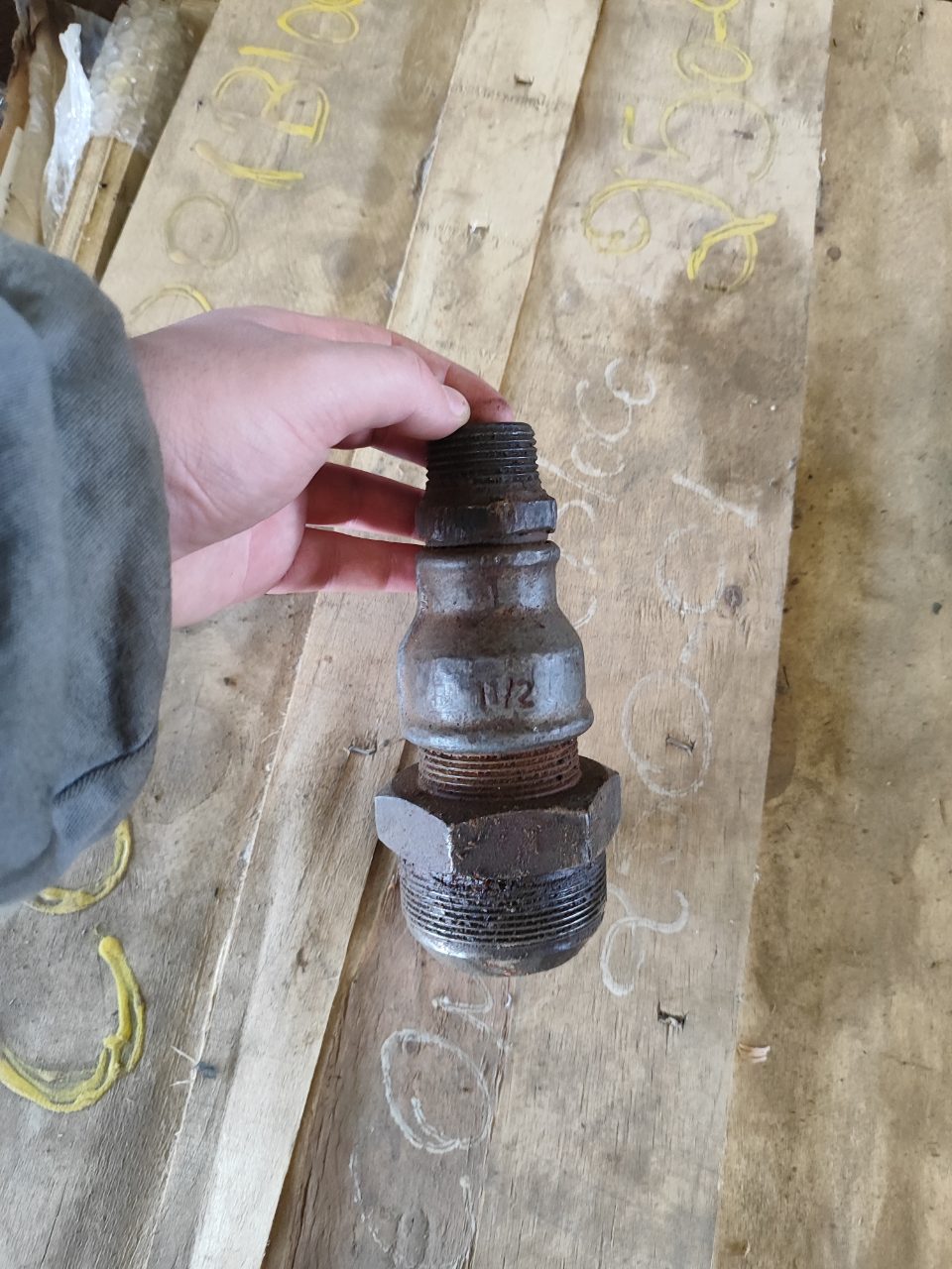 CONEXÃO DE TUBULAÇÃO METÁLICA ROSCADA, PARECIDA COM UM ADAPTADOR OU UNIÃO DE FERRO FUNDIDO COM MARCAÇÃO DE TAMANHO (1 1/2").