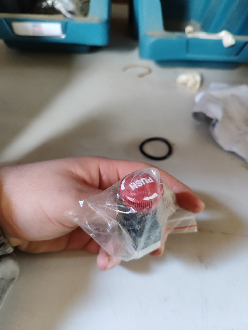 BOTÃO DE COMANDO DE EMERGÊNCIA COGUMELO VERMELHO  MAQ:SD26- 01 ( PEÇAS SOBRESSALENTES) 